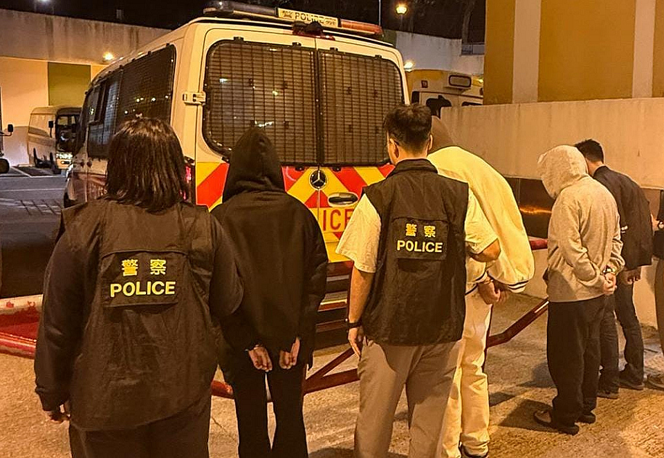 警方富山邨破公屋毒窟 拘4男女檢1.7萬元毒品