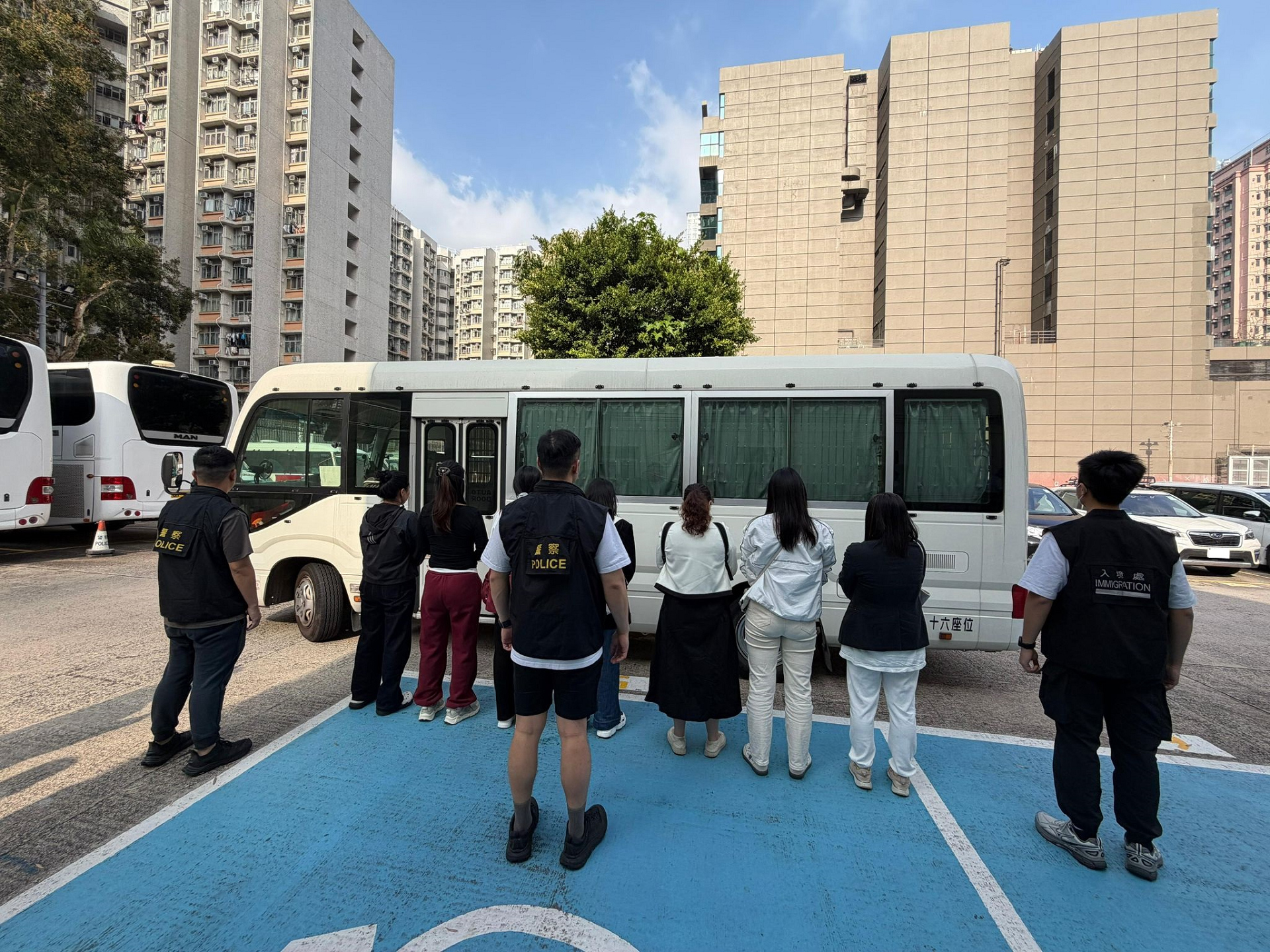 警方深水埗打擊黑工 拘捕17名男女