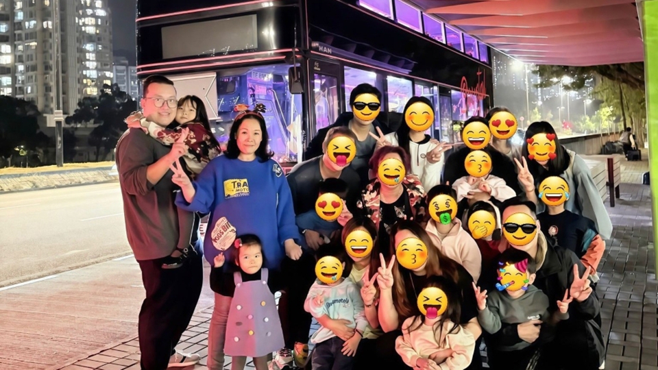 宏福苑大火｜巴士司機成功「尋人」 向小朋友乘客送上聖誕禮物