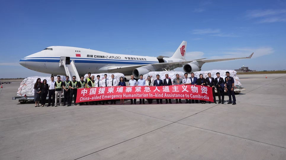 首批中國援柬埔寨緊急人道主義物資運抵金邊