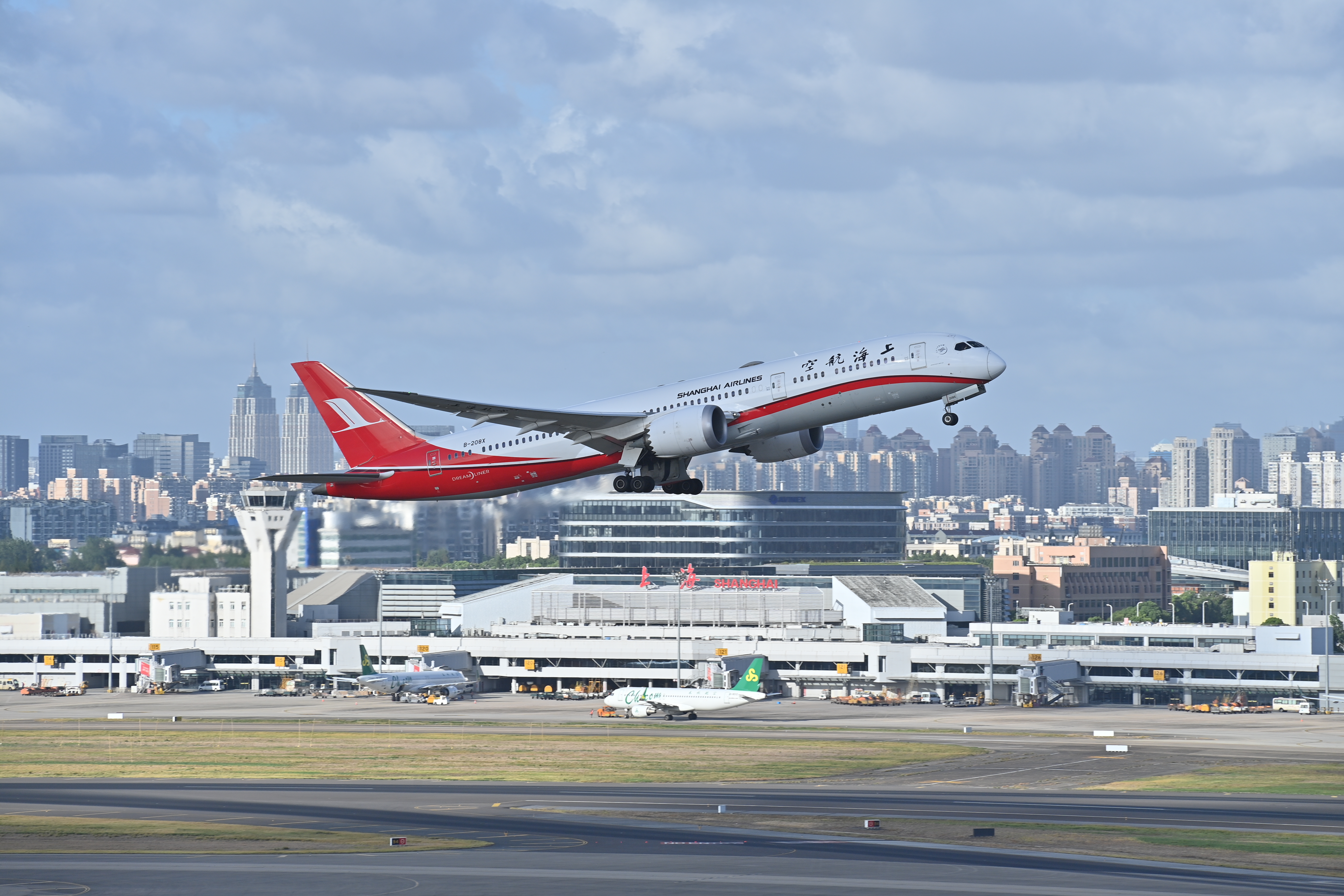 鶴舞長空四十載風華正茂啟新程 上海航空喜迎成立四十周年