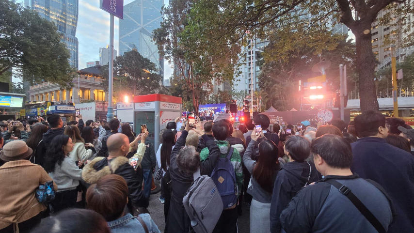 有片 | 跨年倒數活動今晚上演 市民遊客提前到場「打卡」留念