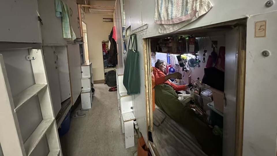 劣質劏房「髒亂差」  住戶：「簡撲房」不確定 最盼「上樓」