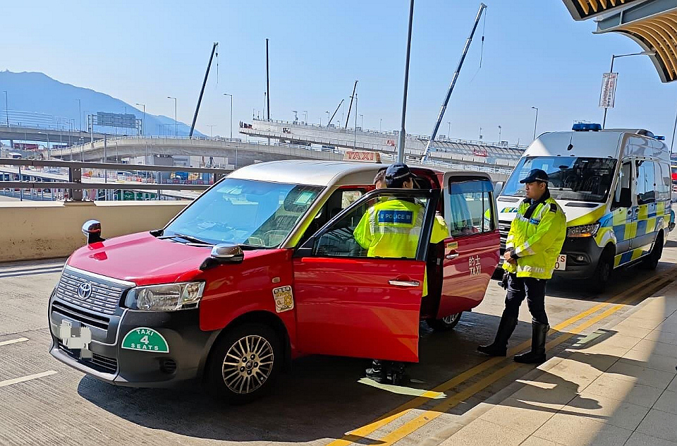 警方打擊的士違規 拘一司機涉嫌兜路