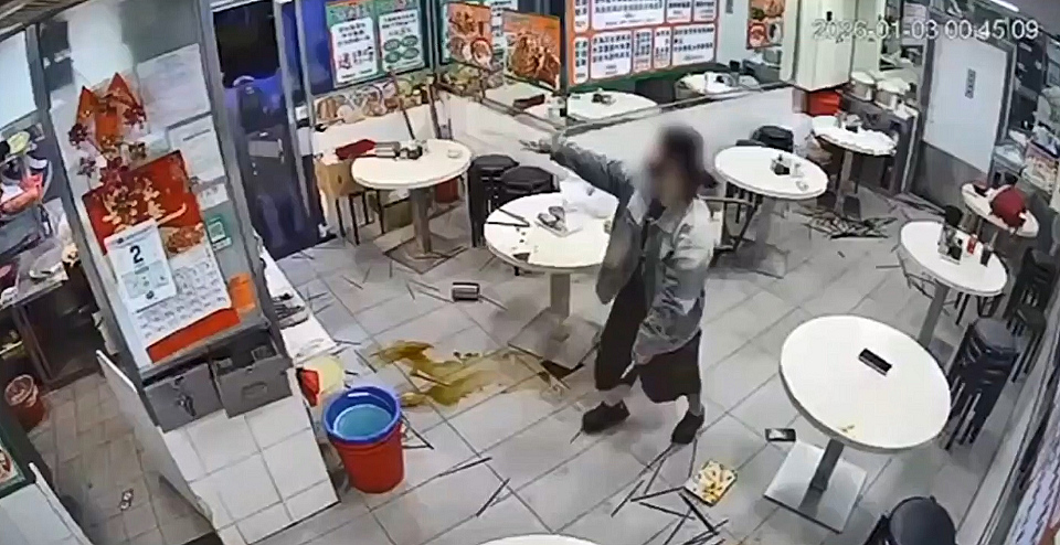 有片〡上水食肆刀劈警員片曝光 內地女被10警制服