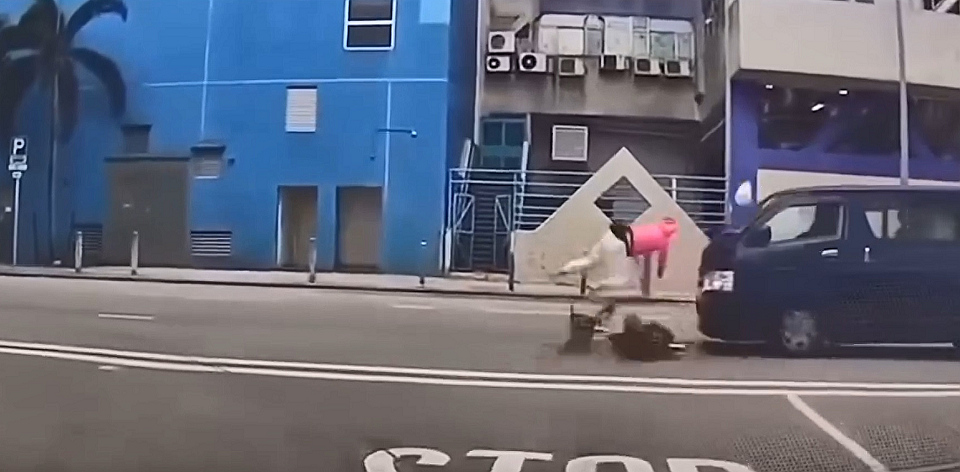 有片〡單車漢小路出大路被撞拋飛 網民：踩單車必須考牌