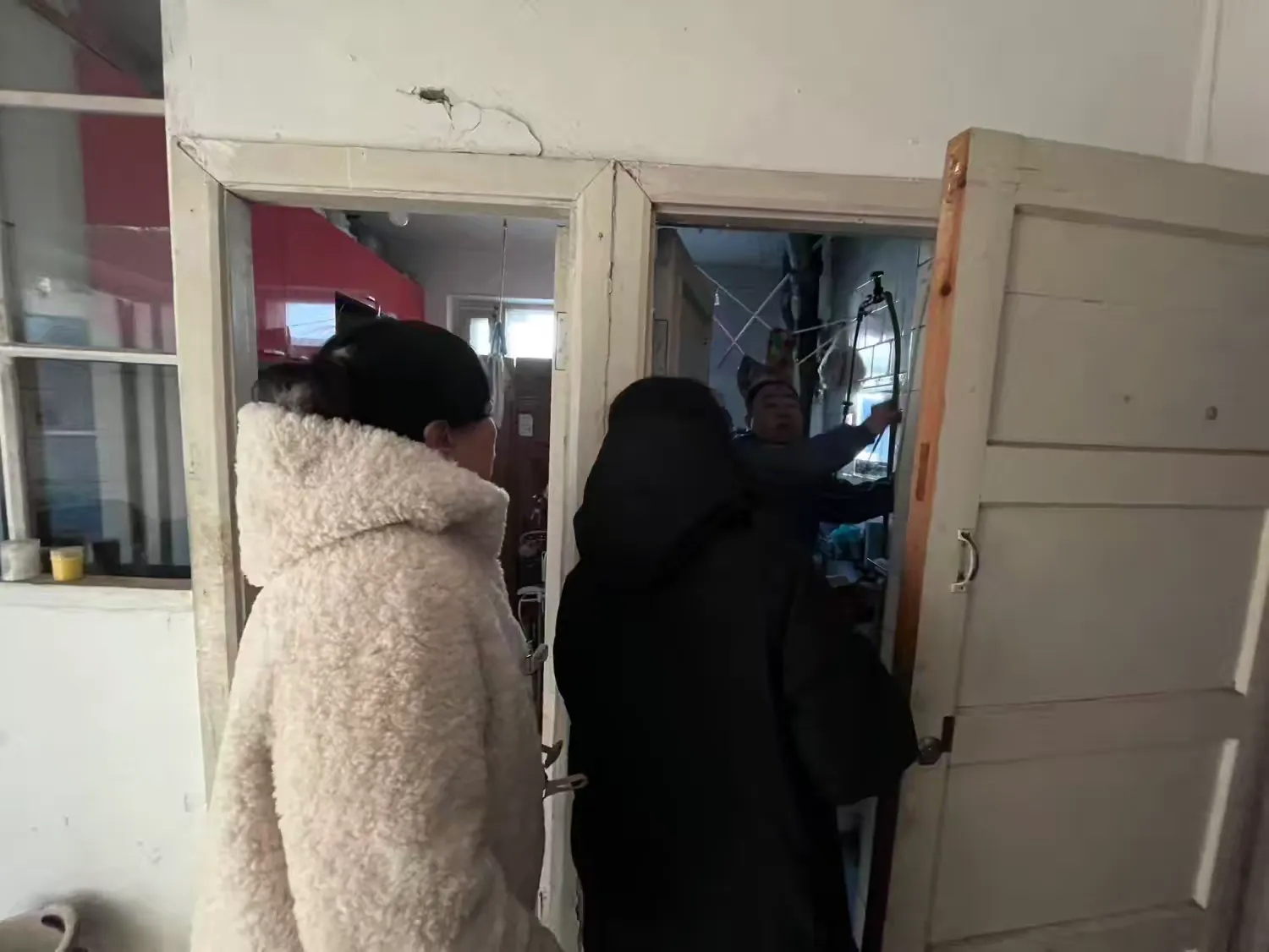 哈市香坊區汽輪社區：元旦「破冰」護水管 網格員溫情暖鄰里