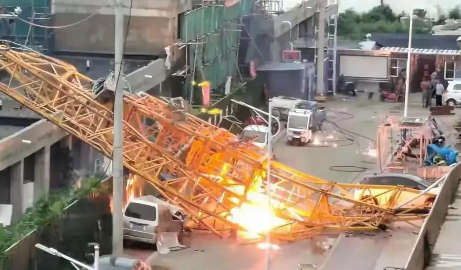 成都一在建工地塔吊坍塌致5死，12名公職人員被追責問責