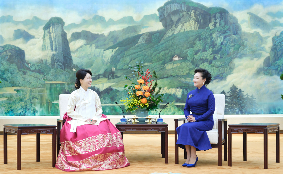 彭麗媛同韓國總統夫人金惠景茶敘