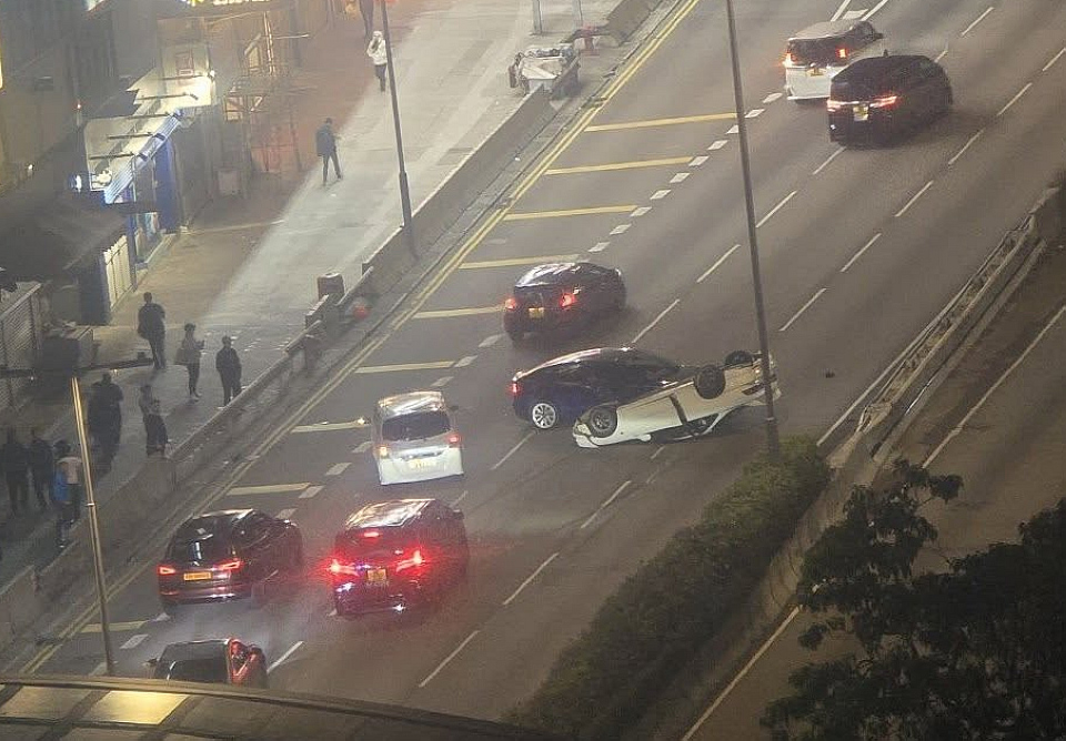 有片〡黃大仙龍翔道私家車撞壆四輪朝天 警方調查疑涉非法賽車