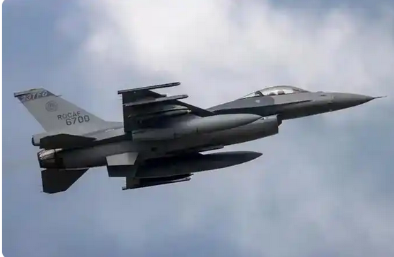 台軍一架F-16戰機夜間訓練時失事  飛行員跳傘逃生