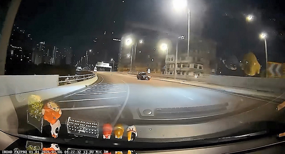 有片〡西九龍走廊的士逆線行車 網民：我見到係紙紮的士