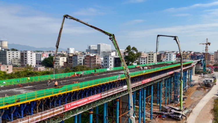 深南高鐵建設再傳新進展 羅定江特大橋跨國道56米連續樑合龍