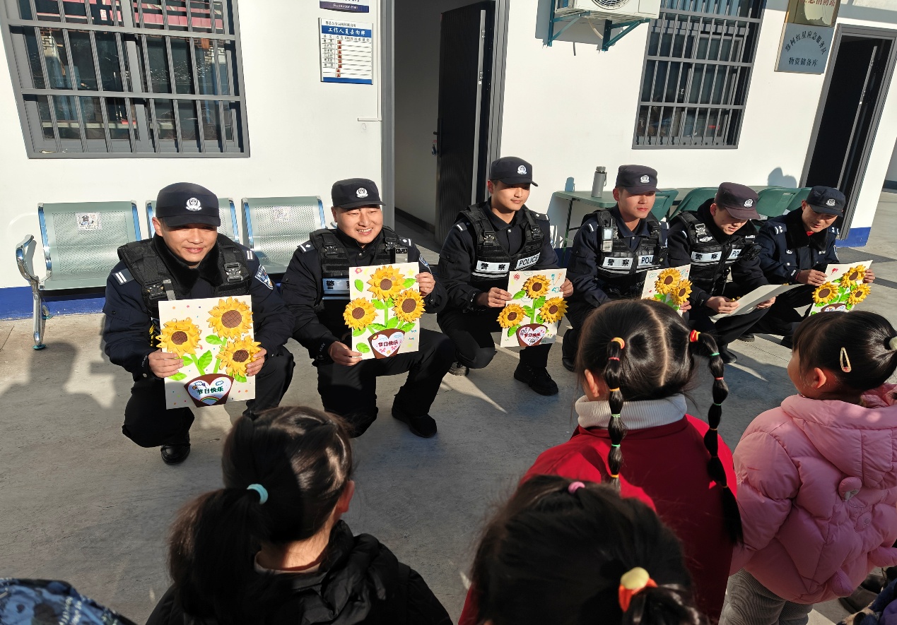 皖黟縣柯村鎮：萌娃探警營 安全記在心