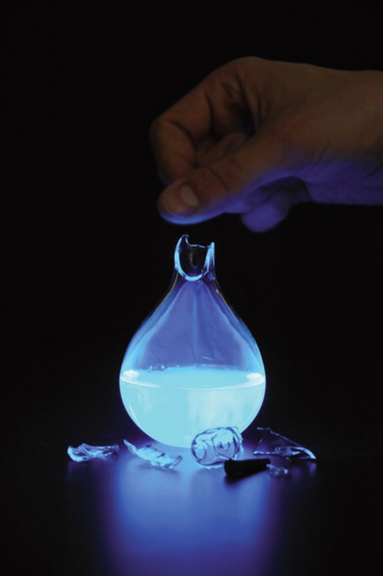 荷蘭藝術家發明人血燃料燈，一滴血照亮整間房。（網頁截圖）