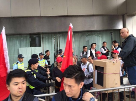 20160421_PO_梁振英_黃毓民_門外