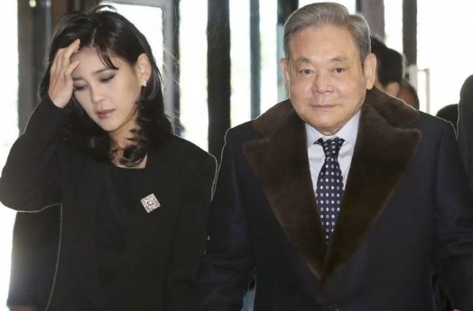 三星集團主席李健熙（右）與長女李富真（網上圖片）