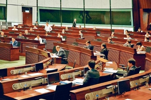 立法會昨早繼續審議醫改草案，在大比數支持下二讀通過。