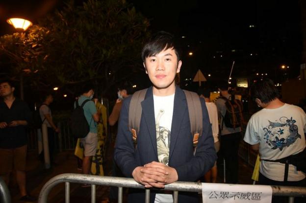 鄭於今日凌晨一時步出警署。