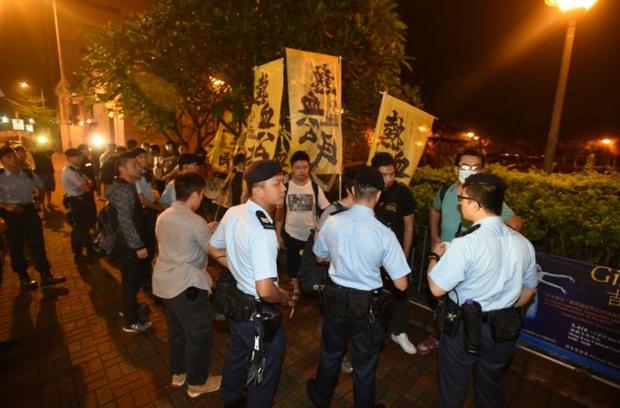 警員到場維持秩序。