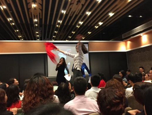 大媽團原來是來港接受培訓的傳銷團隊,培訓期間載歌載舞。