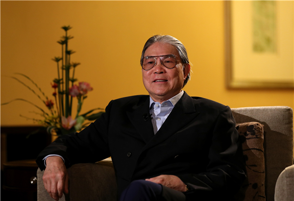 霍英东长子霍震霆在广州接受新华社记者专访（12月1日摄）。新华社记者 李钢 摄