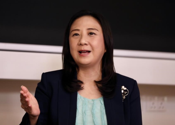 葛珮帆:特朗普管治不善 關閉華領館圖轉移視線