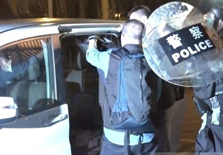 探員在大埔廣福邨拘捕其中一名涉及連環炸彈案男子。