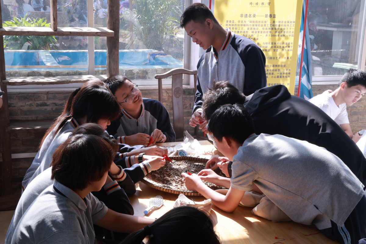 4、體驗制作香囊（張麗瑩 攝）.jpg