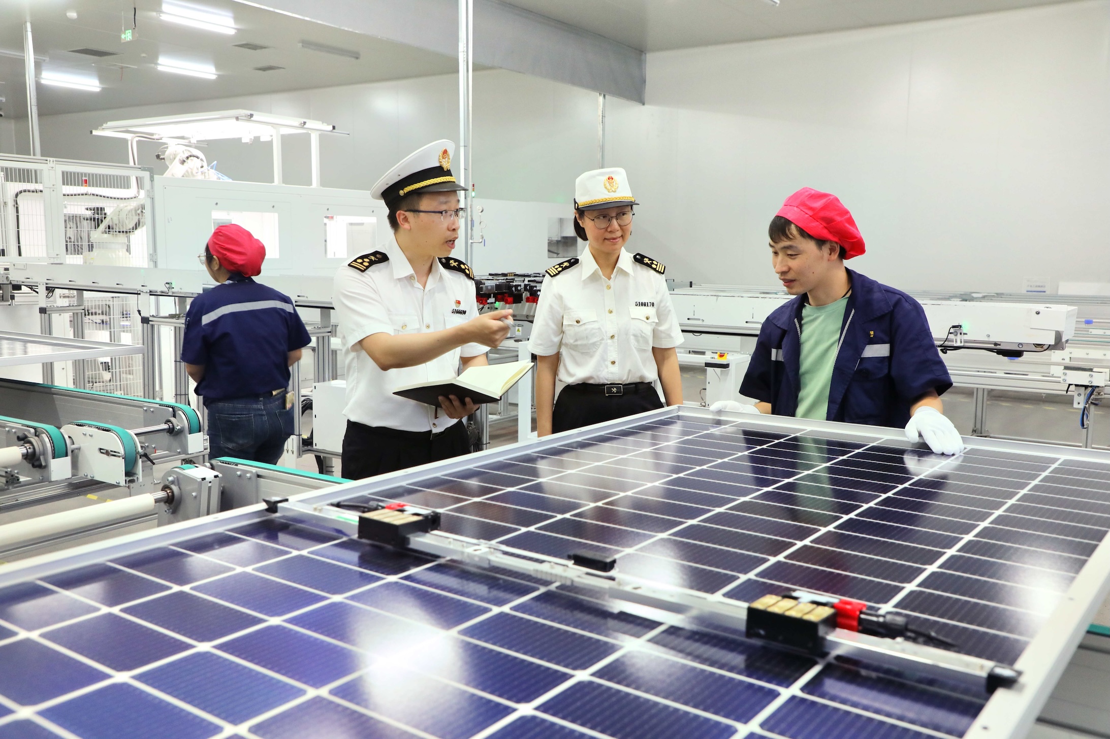 圖為：廣州海關所屬花都海關關員對出口太陽能電池開展監管（周正森 攝）.jpg